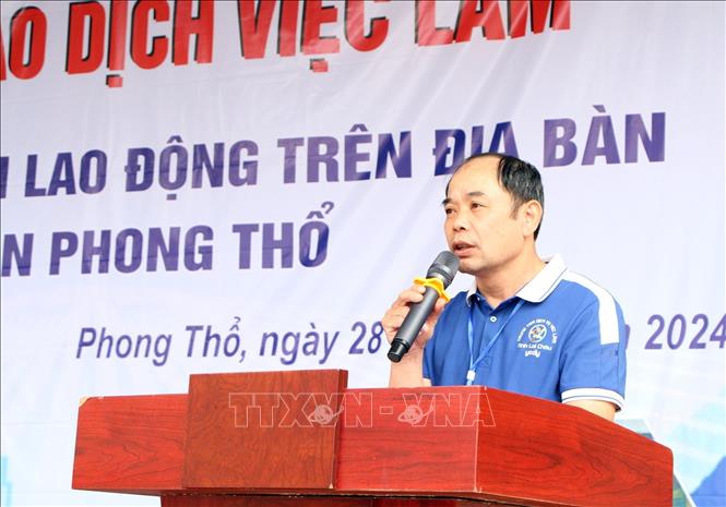 Trưởng phòng Đào tạo của Trung tâm Dịch vụ việc làm tỉnh Lai Châu giới thiệu, tư vấn cho học sinh về vị trí việc làm, tiêu chí tuyển dụng, chế độ tiền lương, phúc lợi. Ảnh: Quý Trung – TTXVN