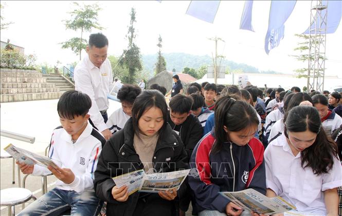Học sinh tìm hiểu thông tin về thị trường xuất khẩu lao động tại Nhật Bản tại phiên giao dịch việc làm. Ảnh: Quý Trung - TTXVN