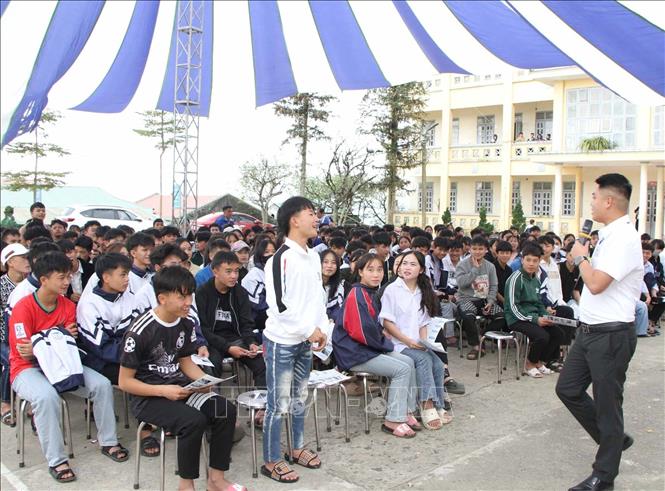Nhân viên Công ty Cổ phần Đầu tư và Phát triển Nhân lực Sonix (thành phố Lai Châu) tư vấn cho người lao động và học sinh về vị trí việc làm, tiêu chí tuyển dụng, chế độ tiền lương, phúc lợi. Ảnh: Quý Trung – TTXVN