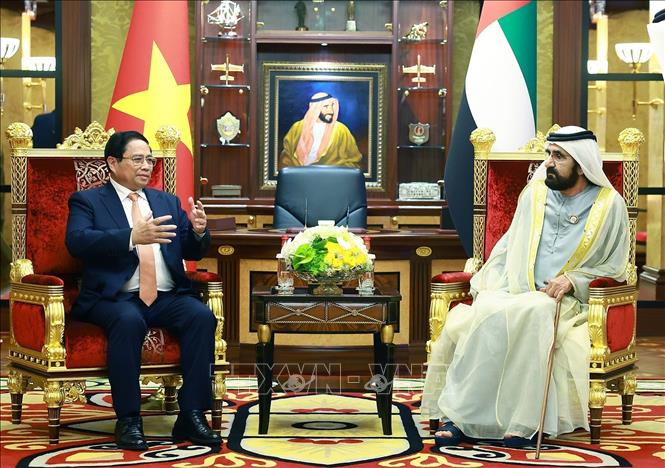Prime Minister Pham Minh Chinh holds talks with Vice President and Prime Minister of the United Arab Emirates Sheikh Mohammed bin Rashid Al Maktoum in Dubai on October 28. VNA Photo: Dương Giang 