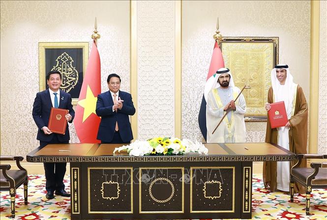Prime Minister Pham Minh Chinh and Vice President and Prime Minister of the UAE Sheikh Mohammed bin Rashid Al Maktoum witness the signing of the Comprehensive Economic Partnership Agreement between Vietnam and the UAE in Dubai on October 28. VNA Photo: Dương Giang 