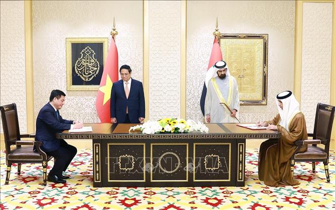 Prime Minister Pham Minh Chinh and Vice President and Prime Minister of the UAE Sheikh Mohammed bin Rashid Al Maktoum witness the signing of the Comprehensive Economic Partnership Agreement between Vietnam and the UAE in Dubai on October 28. VNA Photo: Dương Giang 