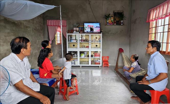 Hộ ông Kim Cươl (bên phải) ở phường Vĩnh Phước, thị xã Vĩnh Châu, trong căn nhà mới được hỗ trợ. Ảnh: Trung Hiếu - TTXVN
