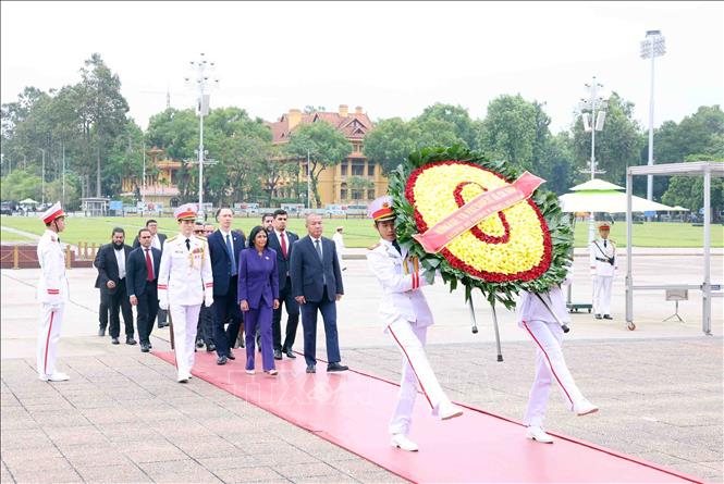 Phó Tổng thống Venezuela Delcy Rodriguez đến đặt vòng hoa và vào Lăng viếng Chủ tịch Hồ Chí Minh. Ảnh: Phạm Kiên - TTXVN