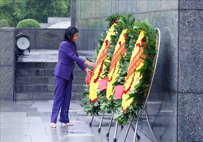 Phó Tổng thống Venezuela Delcy Rodriguez đến đặt vòng hoa và vào Lăng viếng Chủ tịch Hồ Chí Minh. Ảnh: Phạm Kiên - TTXVN