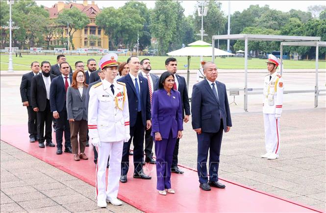 Phó Tổng thống Venezuela Delcy Rodriguez đến đặt vòng hoa và vào Lăng viếng Chủ tịch Hồ Chí Minh. Ảnh: Phạm Kiên - TTXVN