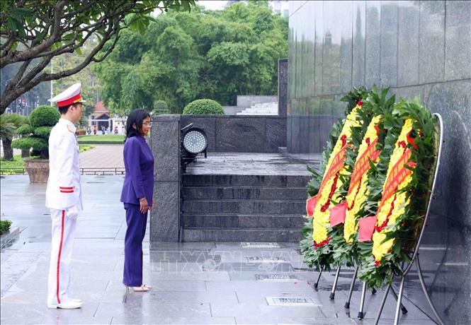 Phó Tổng thống Venezuela Delcy Rodriguez đến đặt vòng hoa và vào Lăng viếng Chủ tịch Hồ Chí Minh. Ảnh: Phạm Kiên - TTXVN