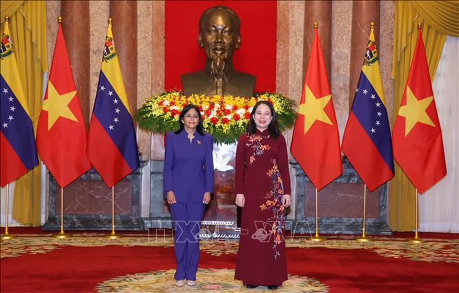 Vice President Vo Thi Anh Xuan welcomes Executive Vice President of Venezuela Delcy Rodríguez Gómez in Hanoi on October 29. VNA Photo: Văn Điệp