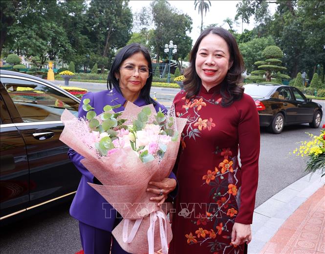 Vice President Vo Thi Anh Xuan welcomes Executive Vice President of Venezuela Delcy Rodríguez Gómez in Hanoi on October 29. VNA Photo: Văn Điệp