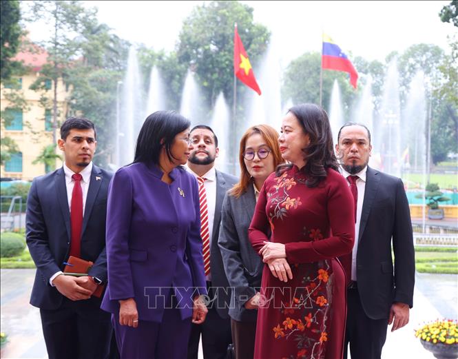 Vice President Vo Thi Anh Xuan welcomes Executive Vice President of Venezuela Delcy Rodríguez Gómez in Hanoi on October 29. VNA Photo: Văn Điệp