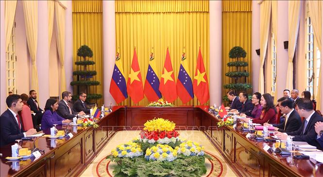 Vice President Vo Thi Anh Xuan holds talks with Executive Vice President of Venezuela Delcy Rodríguez Gómez in Hanoi on October 29. VNA Photo: Văn Điệp