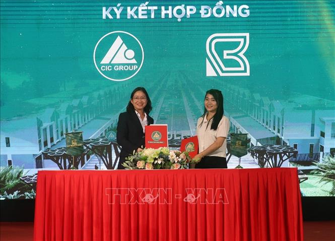 Ký kết giữa chủ đầu tư CIC Group và đại diện khách hàng booking dự án. Ảnh: Lê Huy Hải - TTXVN