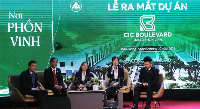 Chủ đầu tư CIC Group và các đơn vị liên quan trả lời những câu hỏi của khách hàng về dự án. Ảnh: Lê Huy Hải - TTXVN