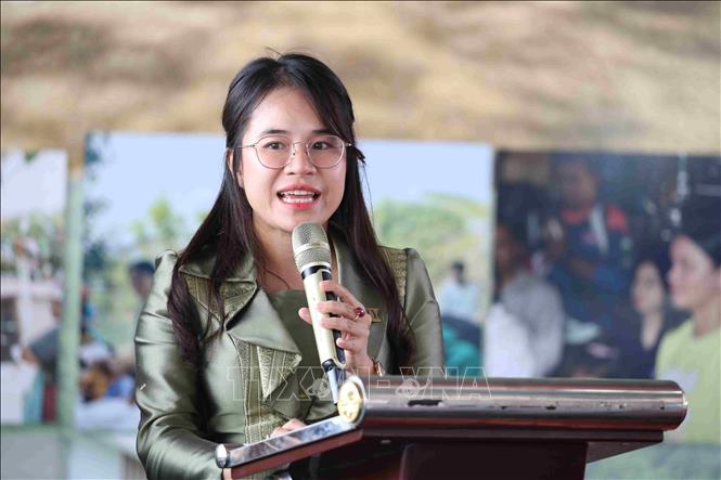 Bà Leng Davy, Giám đốc điều hành Công ty cao su Rithy Rubber (Cambodia) phát biểu tại lễ trao giải hội thi. Ảnh: Huỳnh Thảo - PV TTXVN tại Campuchia