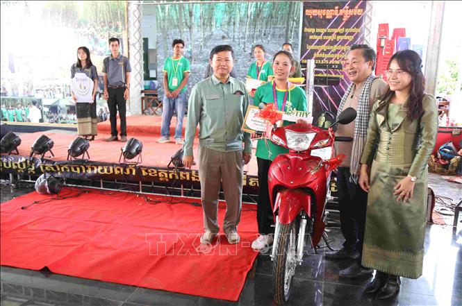 Ban tổ chức trao giải Nhất cho nữ công nhân Dorng Cheng Heang. Ảnh: Huỳnh Thảo - PV TTXVN tại Campuchia