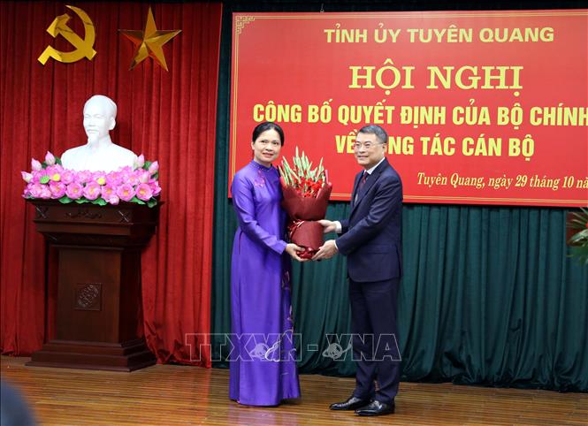 Trưởng Ban Tổ chức Trung ương Lê Minh Hưng trao Quyết định của Bộ Chính trị điều động, chỉ định đồng chí Hà Thị Nga tham gia Ban Chấp hành, Ban Thường vụ và giữ chức vụ Bí thư Tỉnh ủy Tuyên Quang nhiệm kỳ 2020-2025. Ảnh: Quang Cường - TTXVN