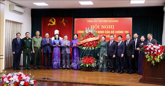 Đồng chí Hà Thị Nga, Bí thư Tỉnh ủy Tuyên Quang cùng Ban Thường vụ Tỉnh ủy Tuyên Quang. Ảnh: Quang Cường - TTXVN