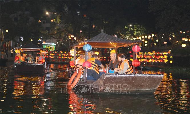 Đoàn công tác chiêm ngưỡng vẻ đẹp của Phố cổ Hoa Lư về đêm. Ảnh: Thùy Dung - TTXVN
