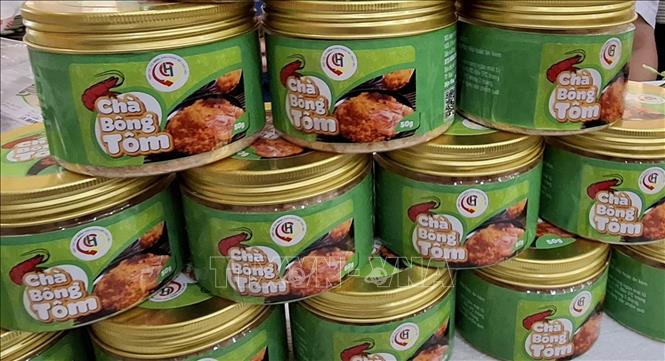 Bên cạnh chất lượng, các chủ thể OCOP của tỉnh Bạc Liêu ngày càng quan tâm chú trọng tạo ra mẫu mã, bao bì sản phẩm bắt mắt, phù hợp với thị hiếu người tiêu dùng. Ảnh: Tuấn Kiệt – TTXVN