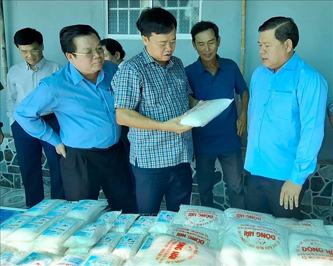Các ngành, các cấp của tỉnh Bạc Liêu thường xuyên quan tâm nâng cao kiến thức, kỹ năng về thiết kế bao bì, mẫu mã để các chủ thể OCOP lên ý tưởng và thiết kế phù hợp với thị hiếu người tiêu dùng. Ảnh: Tuấn Kiệt – TTXVN