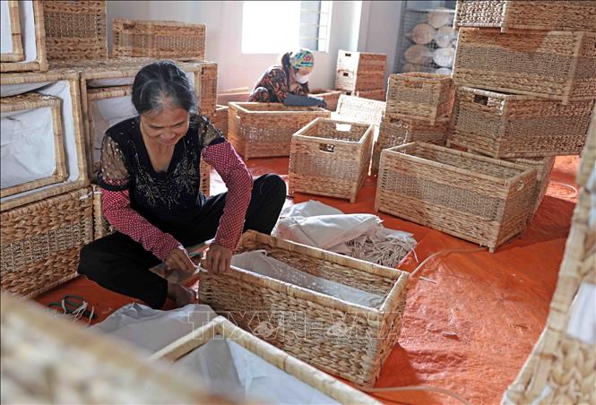 Công ty TNHH Phúc Thịnh ở làng nghề Phú Túc chuyên thu mua, sản xuất hàng xuất khẩu, thu hút hàng chục lao động. Ảnh: Trần Việt - TTXVN