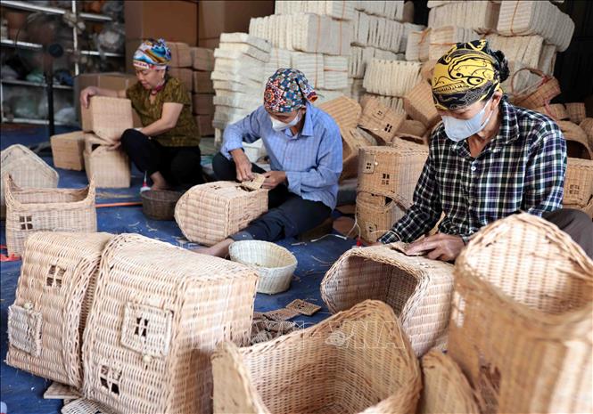 Vừa qua, xã Phú Túc được UBND thành phố Hà Nội công nhận là “điểm du lịch làng nghề đan cỏ tế”, hứa hẹn mang đến cho du khách hành trình khám phá giá trị văn hóa truyền thống lâu đời. Ảnh: Trần Việt - TTXVN