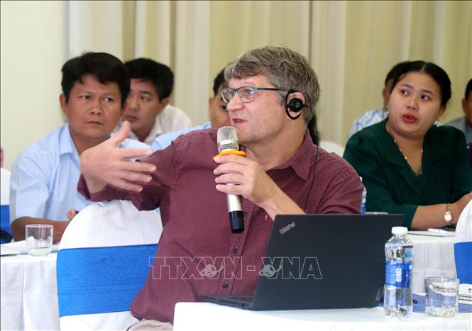 Tiến sĩ Kees Swaans, đại diện Trung tâm Nông nghiệp nhiệt đới quốc tế (CIAT) đề xuất giải pháp cải tiến bản tin thời tiết nông vụ. Ảnh: Thu Hiền - TTXVN