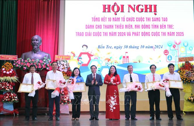 UBND tỉnh Bến Tre tặng Bằng khen cho các tập thể, cá nhân đạt thành tích tiêu biểu. Ảnh: Chương Đài  - TTXVN 