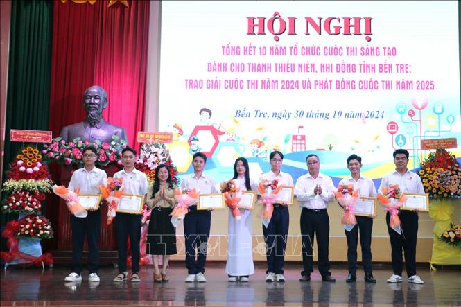 Trao giải Nhì cho các tác giả đoạt giải Cuộc thi Sáng tạo dành cho thanh thiếu niên, nhi đồng tỉnh Bến Tre lần thứ 10 năm 2024. Ảnh: Chương Đài  - TTXVN 