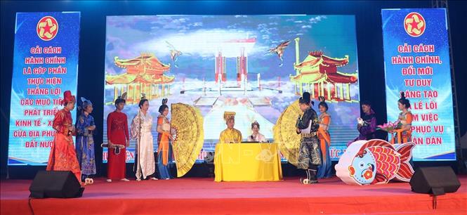 Các đội tranh tài thể hiện nội dung từng phần thi. Ảnh: Lê Huy Hải - TTXVN