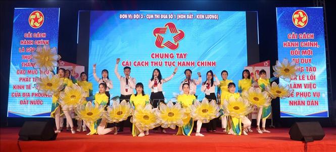 Các đội tranh tài thể hiện nội dung từng phần thi. Ảnh: Lê Huy Hải - TTXVN