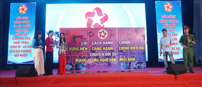 Các đội tranh tài thể hiện nội dung từng phần thi. Ảnh: Lê Huy Hải - TTXVN