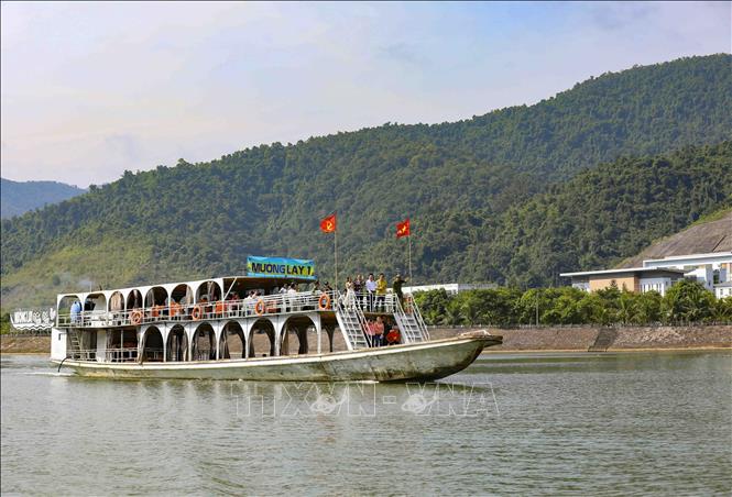 Những chiếc thuyền chở khách tham quan trên lòng hồ sông Đà ở thị xã Mường Lay. Ảnh: Trung Kiên - TTXVN