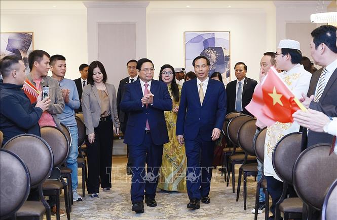 Thủ tướng Phạm Minh Chính và Phu nhân đến cuộc gặp cán bộ, nhân viên Đại sứ quán và đại diện cộng đồng người Việt Nam tại Qatar. Ảnh: Dương Giang-TTXVN