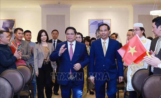 Thủ tướng Phạm Minh Chính và Phu nhân đến cuộc gặp cán bộ, nhân viên Đại sứ quán và đại diện cộng đồng người Việt Nam tại Qatar. Ảnh: Dương Giang-TTXVN