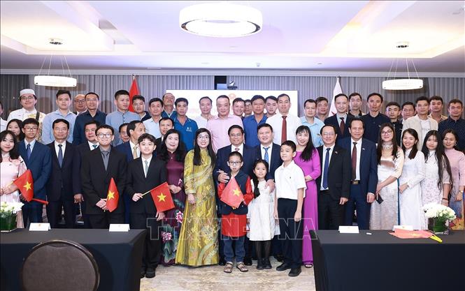 Thủ tướng Phạm Minh Chính và Phu nhân với cán bộ, nhân viên Đại sứ quán và cộng đồng người Việt Nam tại Qatar. Ảnh: Dương Giang-TTXVN