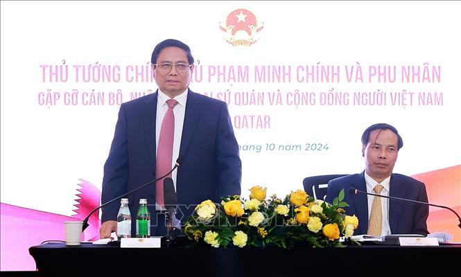 Thủ tướng Phạm Minh Chính phát biểu tại buổi gặp cán bộ, nhân viên Đại sứ quán và cộng đồng người Việt Nam tại Qatar. Ảnh: Dương Giang-TTXVN