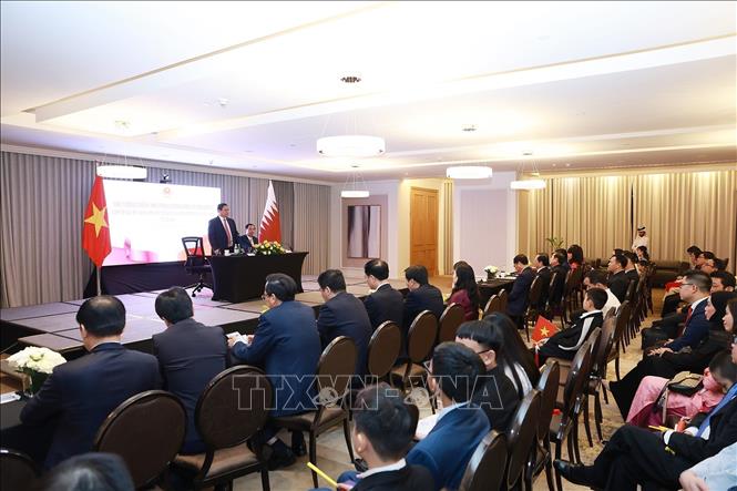 Thủ tướng Phạm Minh Chính phát biểu tại buổi gặp cán bộ, nhân viên Đại sứ quán và cộng đồng người Việt Nam tại Qatar. Ảnh: Dương Giang-TTXVN