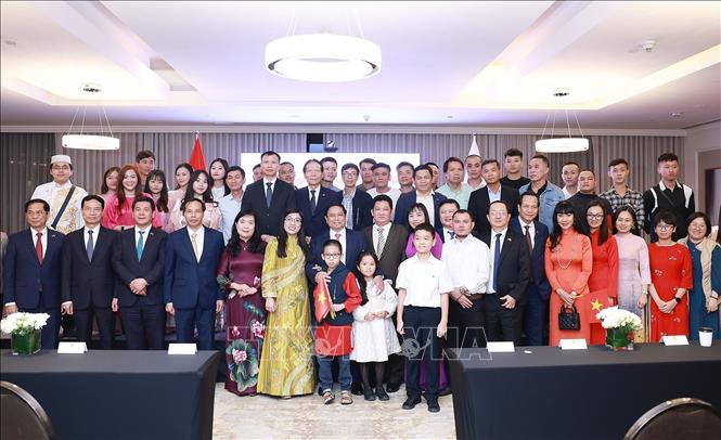 Thủ tướng Phạm Minh Chính và Phu nhân với cán bộ, nhân viên Đại sứ quán và cộng đồng người Việt Nam tại Qatar. Ảnh: Dương Giang-TTXVN