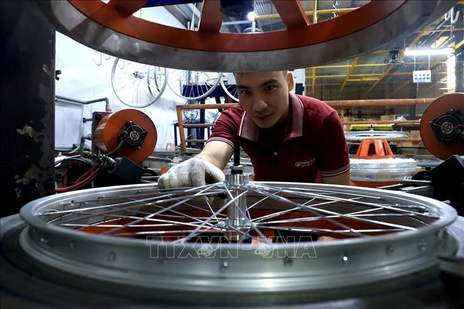 A workshop of Thong Nhat bicycle in Hanoi. VNA Photo: Tuấn Anh