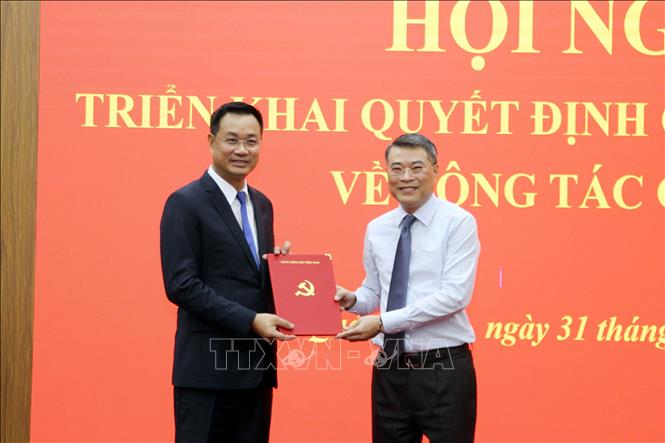 Đồng chí Lê Minh Hưng trao Quyết định của Bộ chính trị cho đồng chí Lê Ngọc Quang. Ảnh: Tá Chuyên – TTXVN