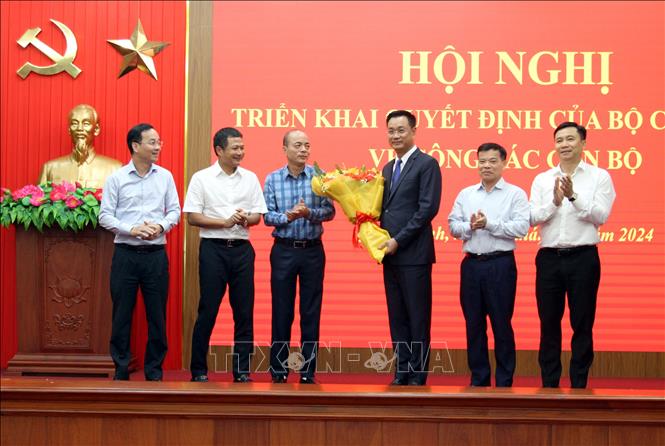 Lãnh đạo Đài Truyền hình Việt Nam chúc mừng đồng chí Lê Ngọc Quang. Ảnh: Tá Chuyên – TTXVN