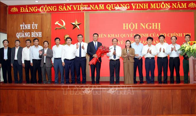 Ban Thường vụ Tỉnh ủy Quảng Bình chúc mừng đồng chí Lê Ngọc Quang. Ảnh: Tá Chuyên – TTXVN