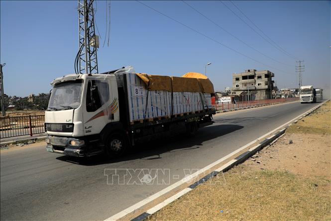 Xe chở hàng viện trợ tại miền Trung Dải Gaza. Ảnh: THX/TTXVN