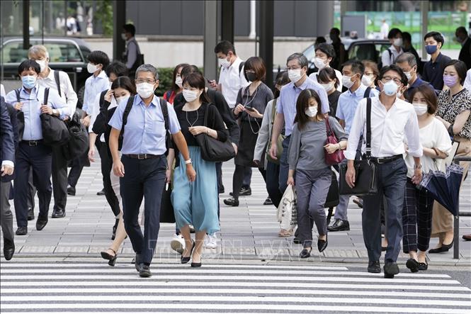 Người dân di chuyển trên phố ở Tokyo, Nhật Bản. Ảnh: Kyodo/TTXVN