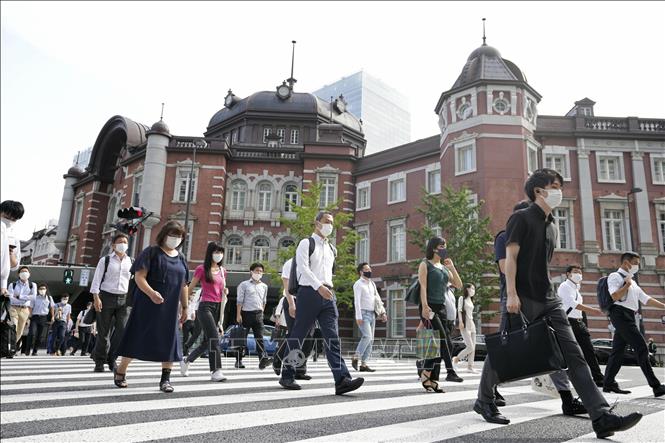 Người dân di chuyển trên phố ở Tokyo, Nhật Bản. Ảnh: Kyodo/TTXVN