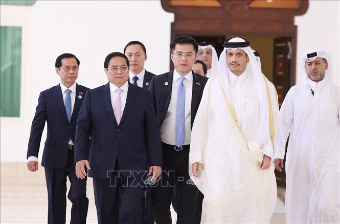 Thủ tướng Phạm Minh Chính với Thủ tướng Nhà nước Qatar Sheikh Mohammed bin Abdulrahman bin Jasim Al-Thani. Ảnh: Dương Giang-TTXVN