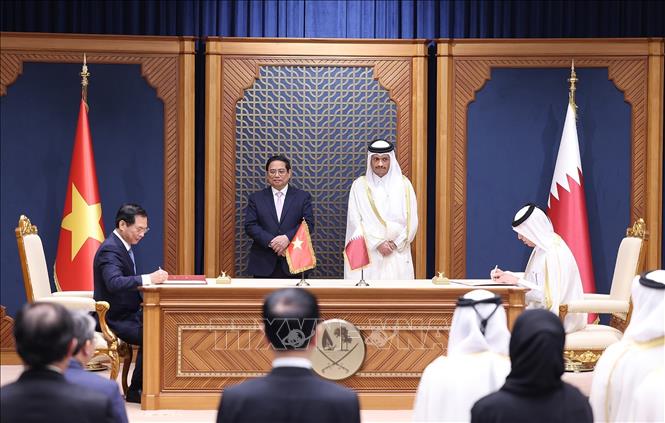 Thủ tướng Phạm Minh Chính và Thủ tướng Nhà nước Qatar Sheikh Mohammed bin Abdulrahman bin Jasim Al-Thani chứng kiến Lễ ký Nghị định thư giữa Chính phủ Việt Nam và Chính phủ Qatar sửa đổi Hiệp định giữa Chính phủ Việt Nam và Chính phủ Qatar về vận chuyển hàng không. Ảnh: Dương Giang-TTXVN
