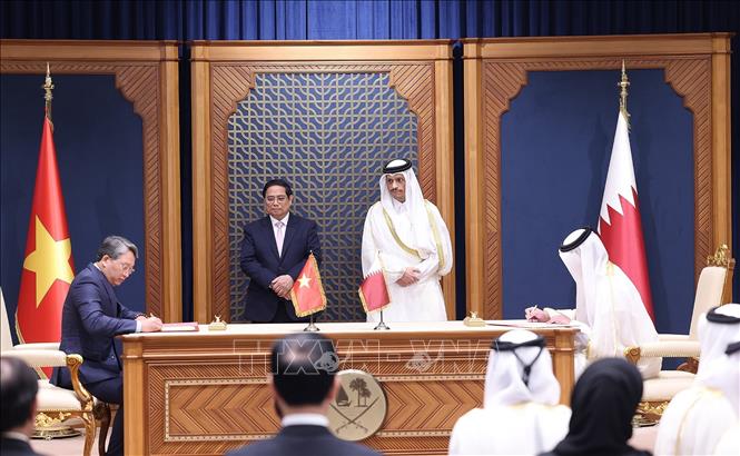 Thủ tướng Phạm Minh Chính và Thủ tướng Nhà nước Qatar Sheikh Mohammed bin Abdulrahman bin Jasim Al-Thani chứng kiến Lễ ký Bản ghi nhớ hợp tác trong lĩnh vực pháp luật giữa Bộ Tư pháp Việt Nam và Bộ Tư pháp Nhà nước Qatar. Ảnh: Dương Giang-TTXVN