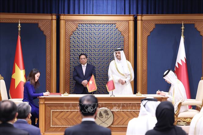 Thủ tướng Phạm Minh Chính và Thủ tướng Nhà nước Qatar Sheikh Mohammed bin Abdulrahman bin Jasim Al-Thani chứng kiến Lễ ký Biên bản ghi nhớ hợp tác giữa Học viện Ngoại giao (Bộ Ngoại giao Việt Nam) và Học viện Ngoại giao (Bộ Ngoại giao Qatar). Ảnh: Dương Giang-TTXVN

